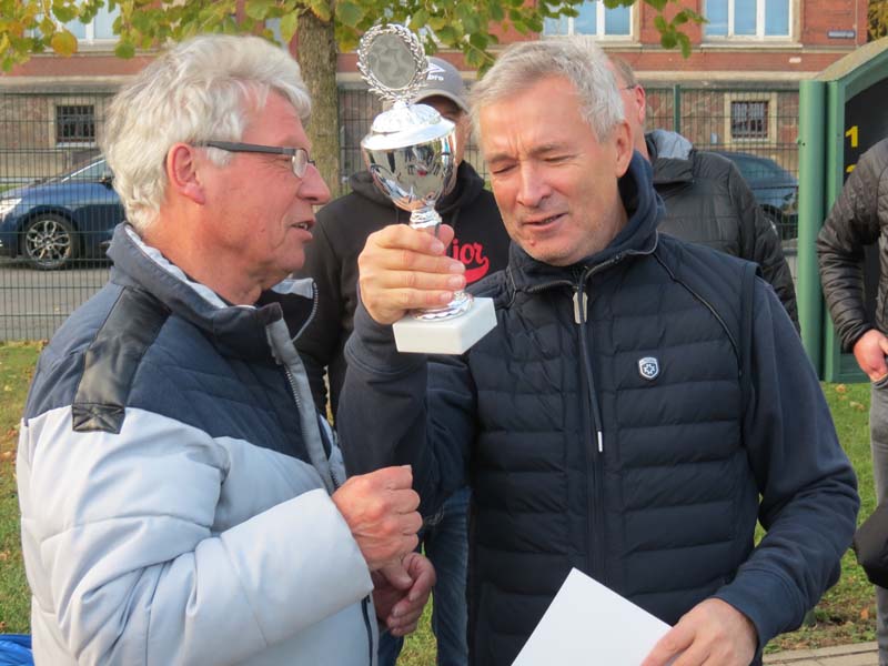 Turnierleiter Peter Schubert gratuliert Andreas Hermann