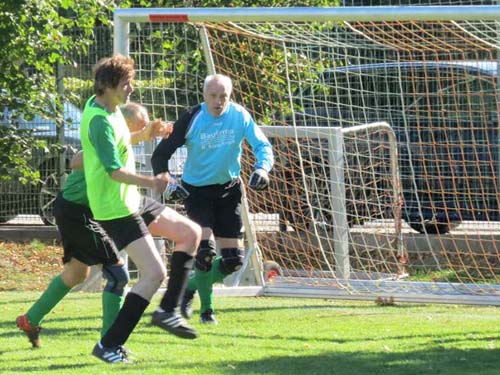 Frank Glöckner erzielt das 1:0 im Spiel um Platz 3: Gröditz - Knappensee (1:2)