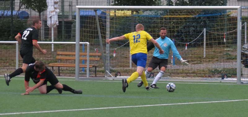 Michael Falk erzielt das 1:0 für Helios.