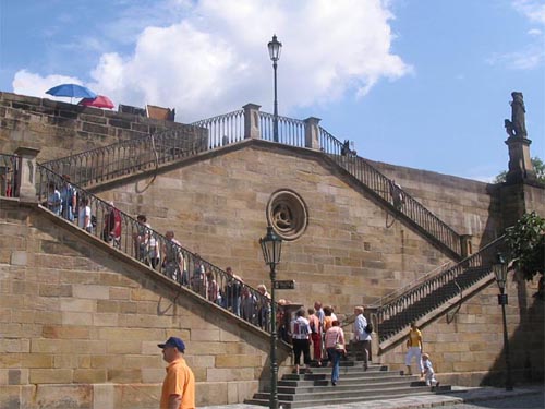 Treppe an der Karlsbrücke in Prag