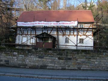 altes Fachwerkhaus mit Plakat