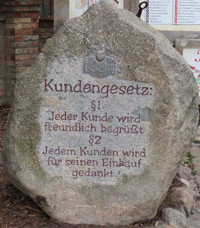 Spruch auf dem Stein am Eingang von Karl´s Erlebnishof