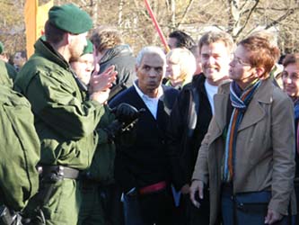 Polizisten diskutieren mit Bürgern