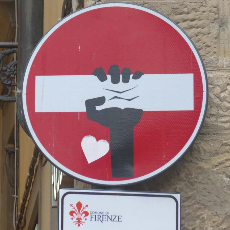 ein Verkehrsschild in Florenz mit Stadtwappen